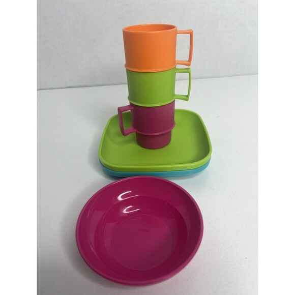 TUPPERWARE MINI PARTY COFFEE MUGS & PLATES 4" PINK GREEN - Picture 3 of 4